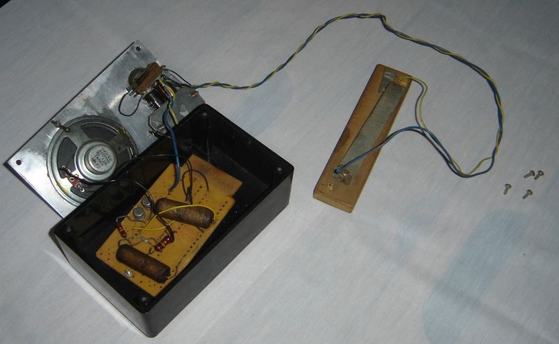 The inside of a simple Morse Code beeper