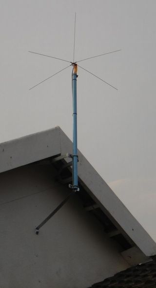 A quater-wave ground plane antenna fitted to a gable
