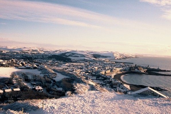 'n Sneeubedekte Aberystwyth vanaf Constition Hill